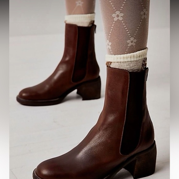 Frye Melissa Leather Chelsea Bootie - Picture 13 of 14